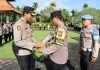 Kapolres Badung Berikan Piagam Penghargaan Kepada Anggota Berprestasi