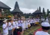 Koster-Giri dan Kepala Daerah Terpilih Sakralkan Kepemimpinan Bali di Pura Besakih