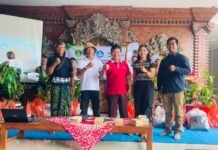 Akademisi IKIP Saraswati Edukasi Masyarakat Manfaatkan Ruang Terbuka Hijau dan Tabulampot untuk Produksi Eco Enzyme dan Strategi Pemasaran Digital