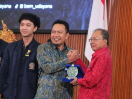 Koster Jabarkan Program 1 Keluarga 1 Sarjana dalam Diskusi Publik di Kampus Udayana