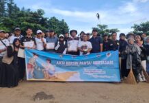Tak Sekadar Meliput, IWO Bali Turun Tangan Bersihkan Pantai Mertasari