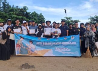 Tak Sekadar Meliput, IWO Bali Turun Tangan Bersihkan Pantai Mertasari