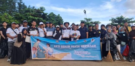 Tak Sekadar Meliput, IWO Bali Turun Tangan Bersihkan Pantai Mertasari