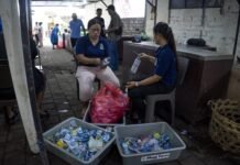 Bantu Pedagang Kelolah Sampah Organik di Pasar Desa Adat Serangan, PT BTID Serahkan 10 Unit Teba Modern