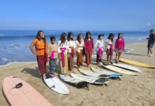 Jelang Hari Kartini, Puluhan Gadis Bali Surfing di Kuta Pakai Kebaya Lengkap