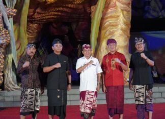 Koster Beri Rp 50 Juta untuk Dua Sanggar Seni di Buleleng