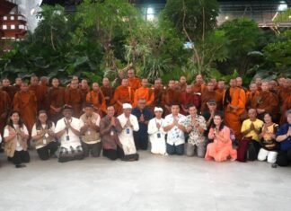 50 Bhikkhu Tiba di Bali, Disambut Khusus di Bandara Ngurah Rai