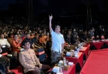 Bersama Ribuan Masyarakat, Gubernur Koster Saksikan Parade Gong Kebyar Dewasa Duta Kabupaten Gianyar dan Badung