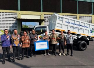 BRI Serahkan Bantuan 1 Unit Dump Truck kepada Kodam IX/Udayana untuk Dukung Pengelolaan Sampah di Bali