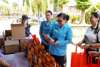 Pasar Rakyat TP PKK Bali di Jembrana, Putri Koster Dorong UMKM dan Berbagi dengan Warga
