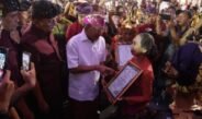 Buka Bulfest 2026 di Praja Mandala Singa Ambara Raja, Gubernur Koster Serahkan Penghargaan kepada Tiga Maestro Tari Buleleng