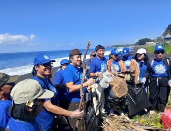 Menuju HUT Ke-25, Partai Demokrat Klungkung Menggelar Aksi Bersih Pantai Goa Lawah