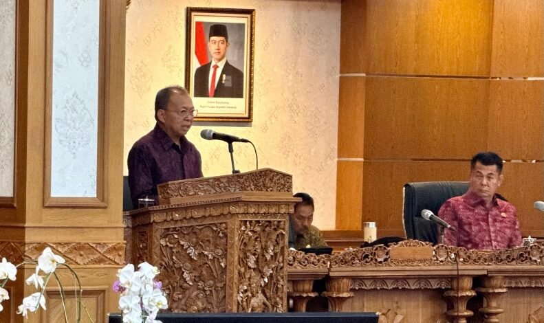 Koster Sampaikan Raperda Perubahan APBD Semesta Berencana di Hadapan Sidang Paripurna