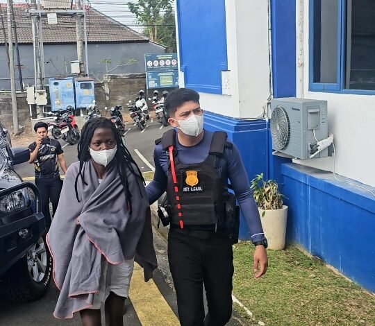 Masuk Rumah Warga dalam Kondisi Linglung, WNA Uganda Diamankan Petugas Gabungan