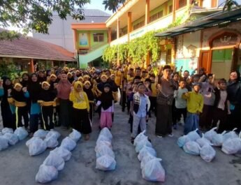 Mabit Berujung Aksi Sosial, Siswa SD Muhammadiyah 4 Denpasar Bagikan 40 Paket Sembako