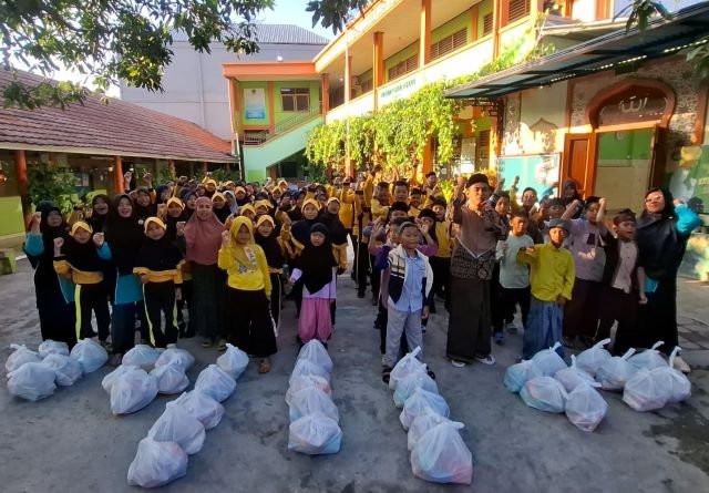 Mabit Berujung Aksi Sosial, Siswa SD Muhammadiyah 4 Denpasar Bagikan 40 Paket Sembako