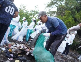 Kolaborasi dengan Sungai Watch dan Relawan, Gerakan Kulkul PKK dan Posyandu Bersihkan Kawasan Hutan Bakau Sidakarya Denpasar