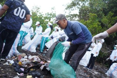 Kolaborasi dengan Sungai Watch dan Relawan, Gerakan Kulkul PKK dan Posyandu Bersihkan Kawasan Hutan Bakau Sidakarya Denpasar