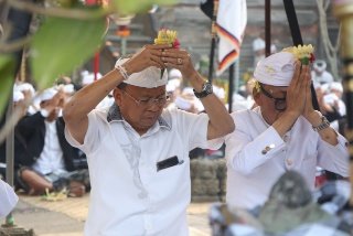 Tangkil Ngaturang Bhakti di Pura Bukit Mentik, Gubernur Koster Tegaskan Komitmen Jaga Peradaban Bali