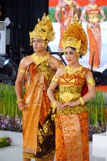 Dekranasda Fashion Road Show di Buleleng, Putri Koster Dorong UMKM dan Desainer Lokal “Keluar dari Tempurung”