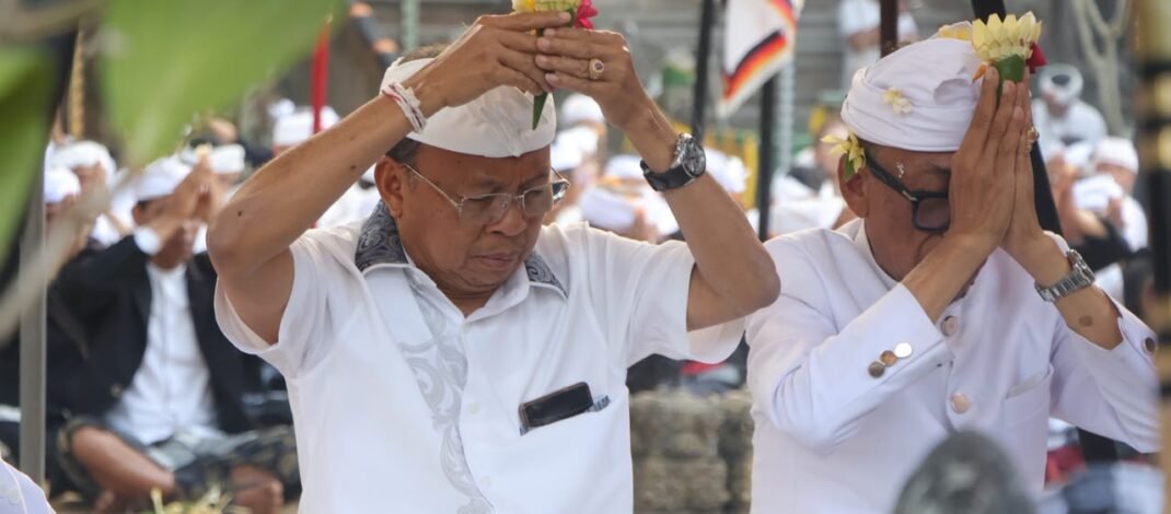 Tangkil Ngaturang Bhakti di Pura Bukit Mentik, Gubernur Koster Tegaskan Komitmen Jaga Peradaban Bali