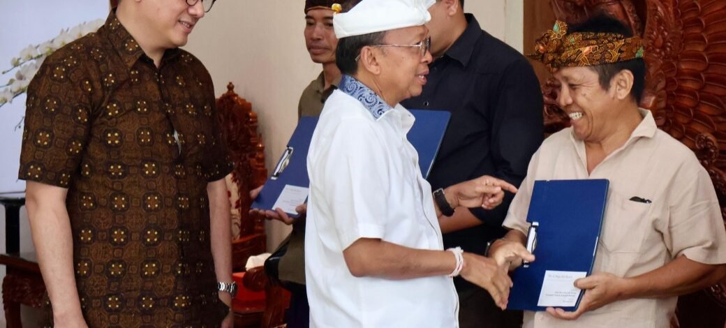 Gubernur Koster Serahkan CSR St Regis untuk Pelestarian Seni dan Budaya Bali