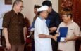 Gubernur Koster Serahkan CSR St Regis untuk Pelestarian Seni dan Budaya Bali
