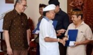 Gubernur Koster Serahkan CSR St Regis untuk Pelestarian Seni dan Budaya Bali