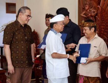 Gubernur Koster Serahkan CSR St Regis untuk Pelestarian Seni dan Budaya Bali